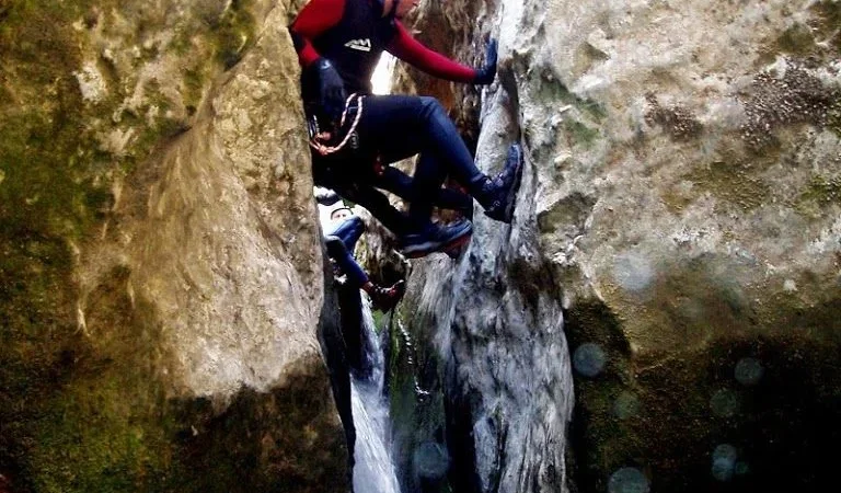 Featured image for post: Los globeros bajan barrancos...