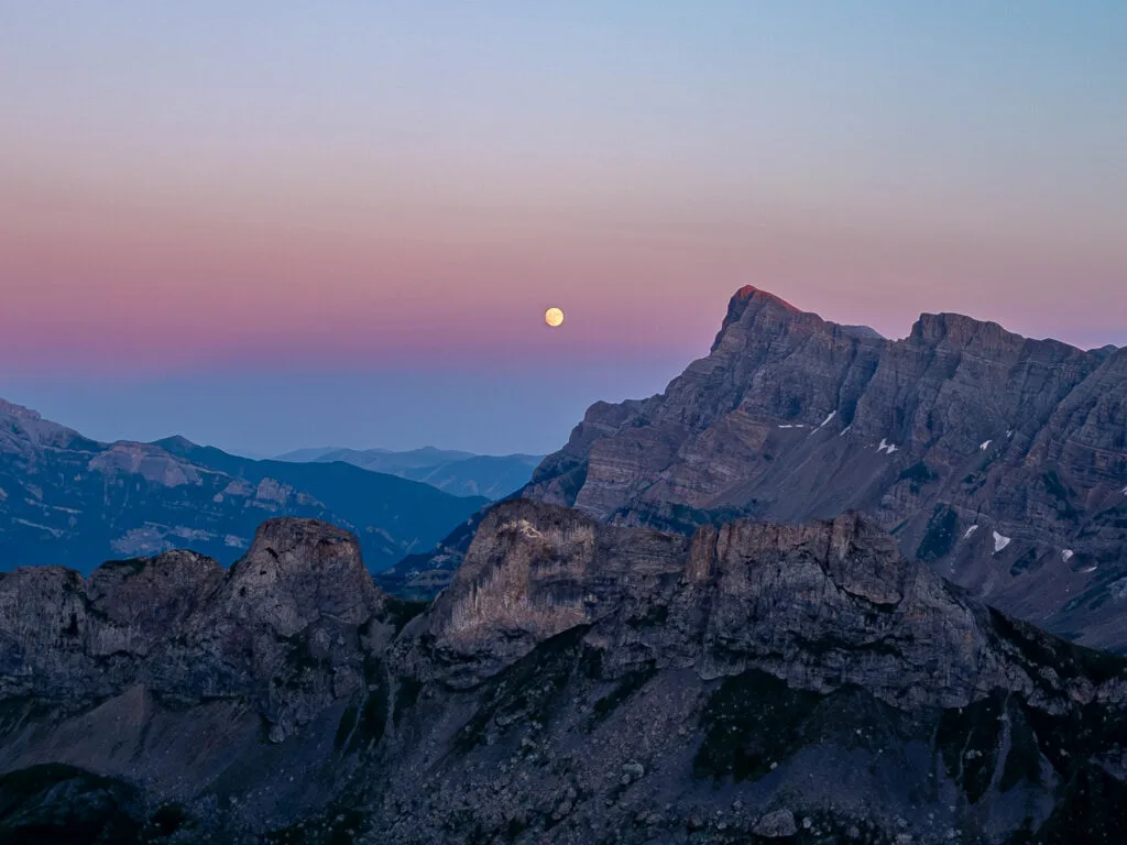 Y mientras el sol se ponía por el W, la luna llena aparecía a nuestras espaldas, por el E...