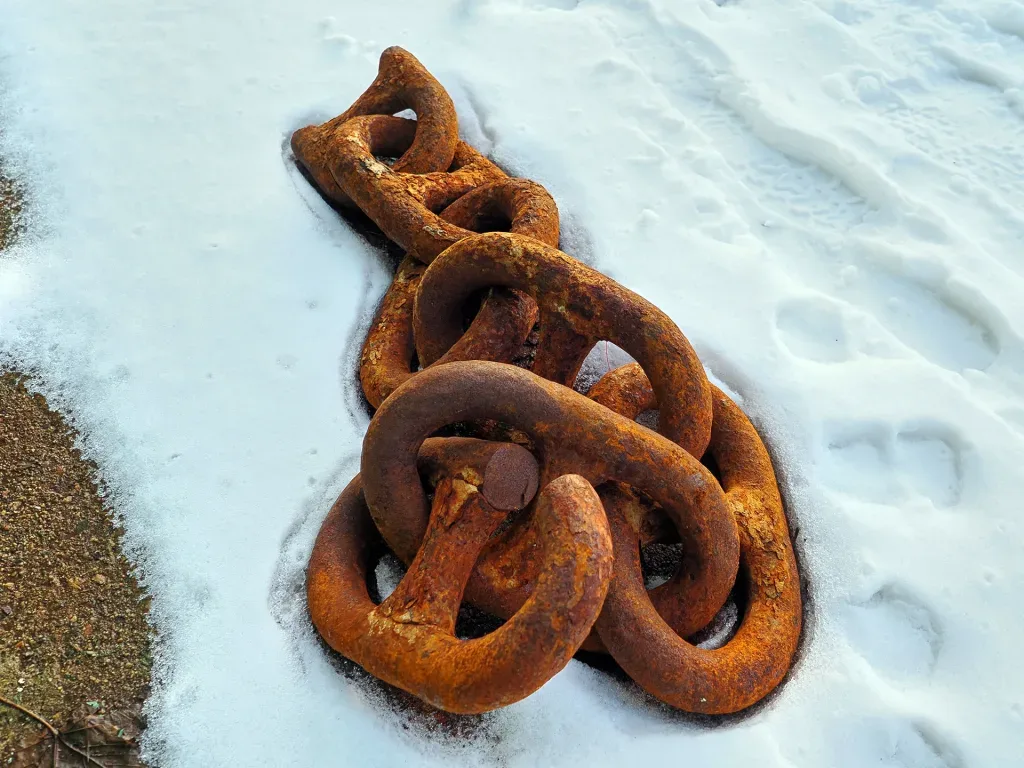 Unos eslabones de cadena sobre la nieve, en el puerto de Svolvaer.