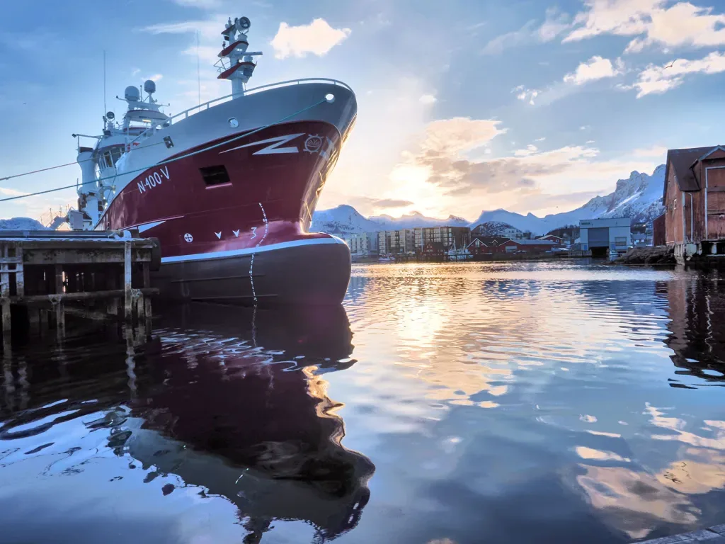 Pesquero en el puerto de Svolvaer.