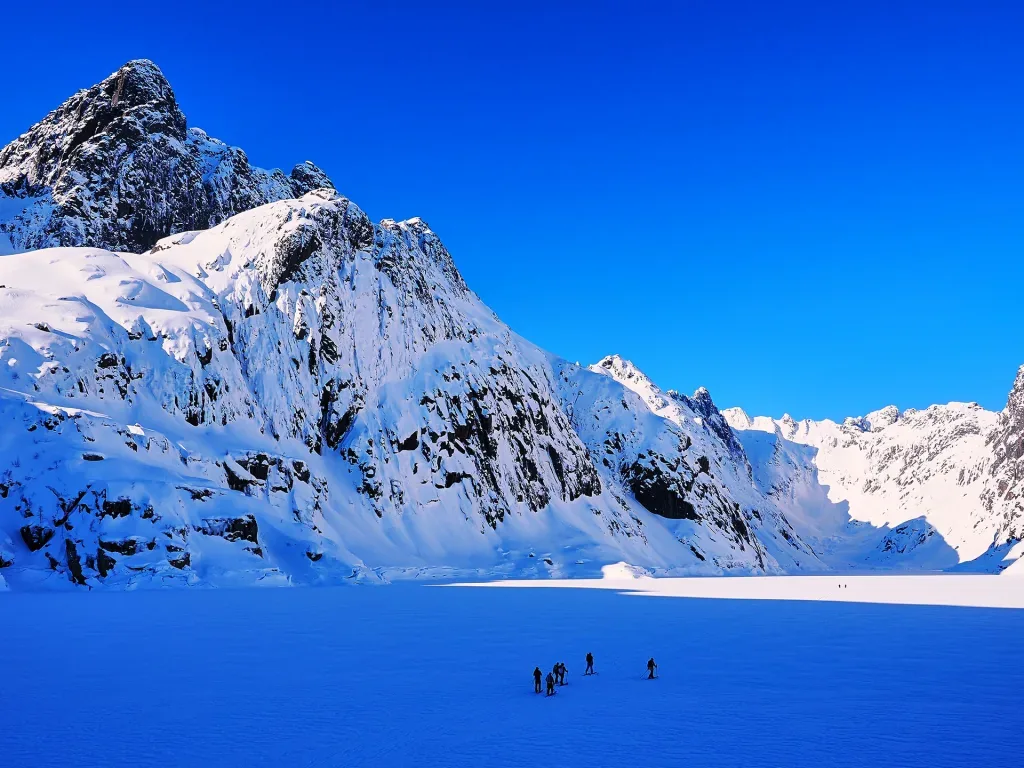 Sobre el embalse helado de Trollfjordvatnet. Todos a buscar el sol por fin!