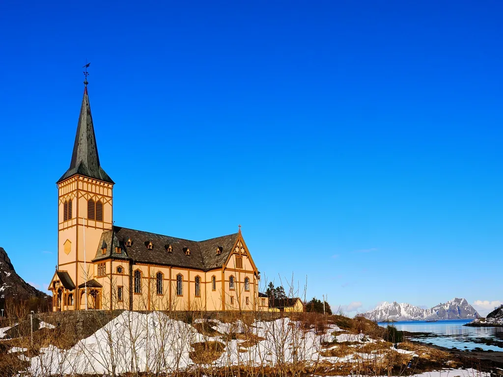La iglesia de Vagan, construída en madera, y conocida como la catedral de Lofoten.