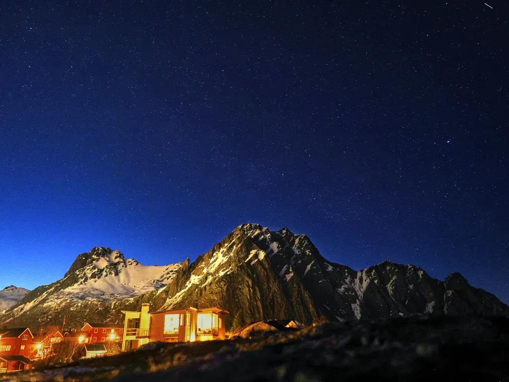 Svolvaer, con el Fla¸ya, o también Fla¸yfjellet (590m) detrás. Esperando la aurora boreal...