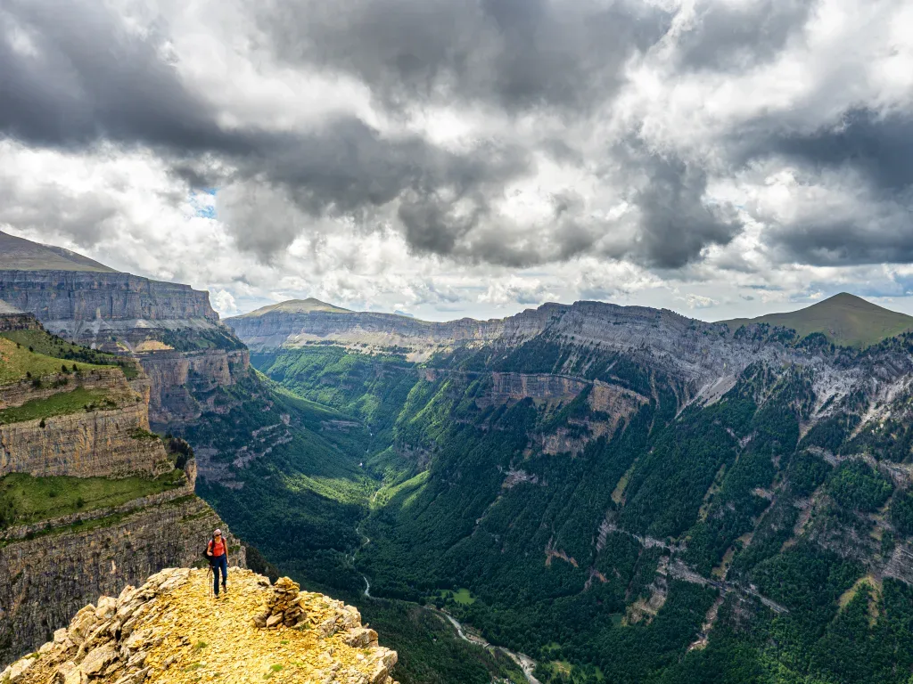 La cima del Tozal del Mallo está bien, pero es mucho más espectacular asomarse a esta 'proa' colgada...