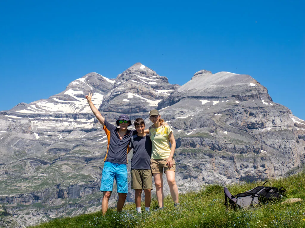 La FOTO en la cumbre del Tozal del Basón. Cimas de Monte Perdido, Añisclo y Punta de las Olas al fondo.