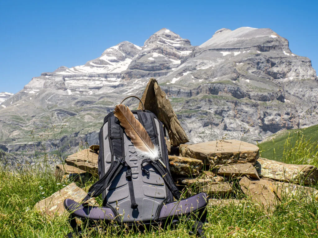 'Bodegón' con mochila y pluma de buitre en la cima del Tozal de San Vicenda.