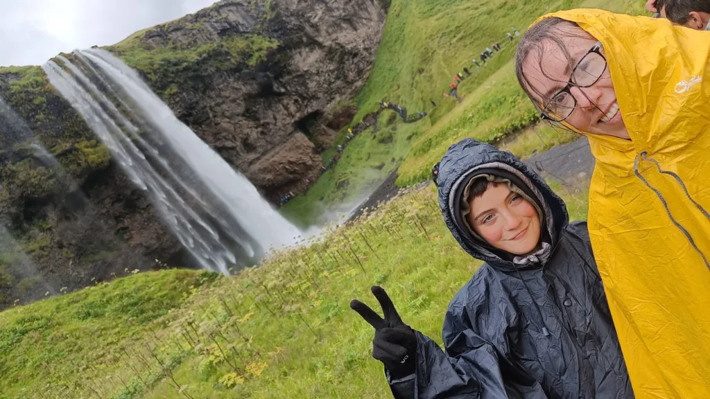 Sami y Cheles después de cruzar tras la cascada de Seljalandfoss...