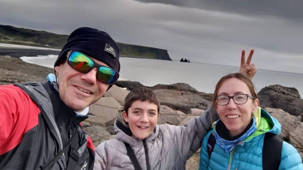 El equipo SQLP haciendo el canelo con las Agujas de Reynisdrangar al fondo.