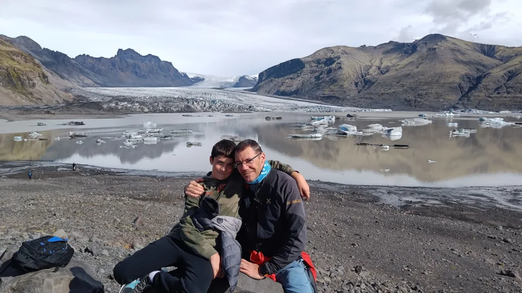 Sami y AlbertoEpic con el Skaftafellsjökull al fondo.