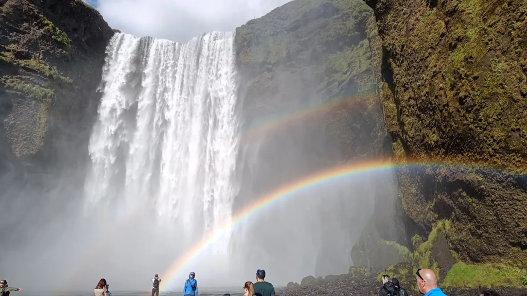 Skógafoss, un caudal de agua sólo superado por el caudal de turistas!
