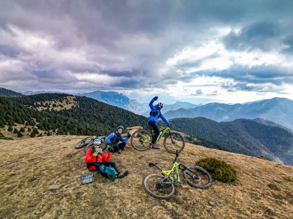 Los tres especialistas en la cima de la Punta Sarrulla.