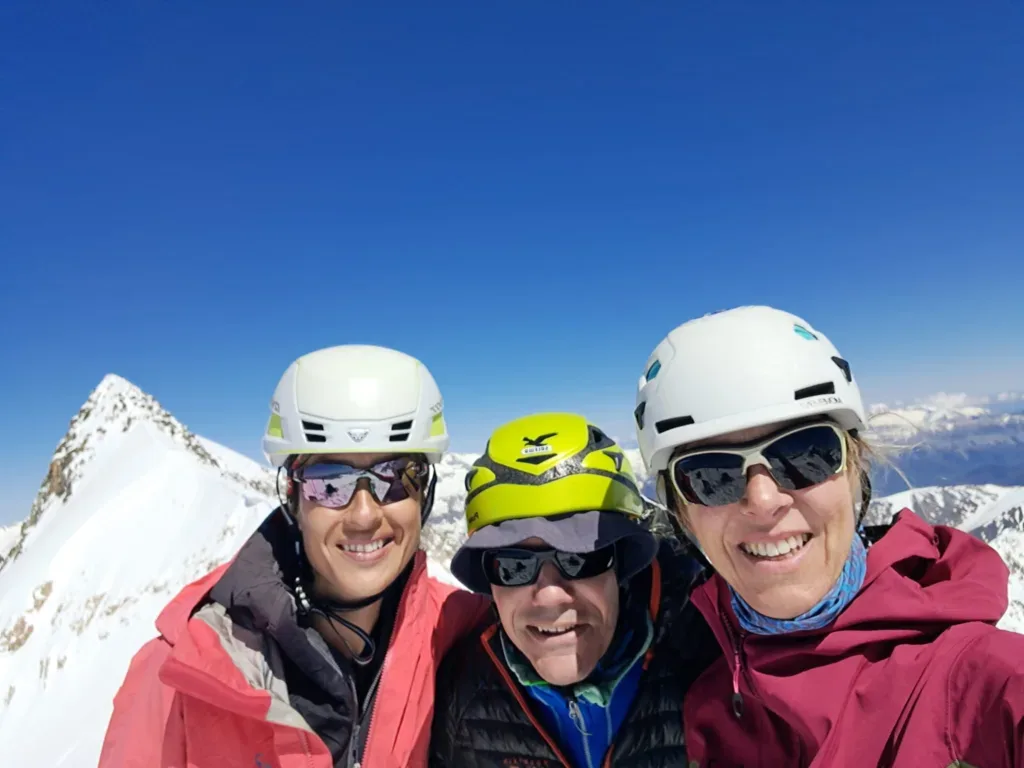 Elena, AlbertoEpic y Miriam. Selfie de cima, con una meteo fantabulosa... (Foto: Miriam)